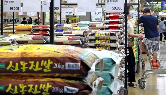 7일 서울에 위치한 한 마트에 쌀이 쌓여 있다. 최근 쌀 재고랑이 늘어나면서 쌀값이 전년대비 20% 하락한 수준으로 거래 돼 45년만의 최대 하락 폭을 기록했다. /사진=뉴스1