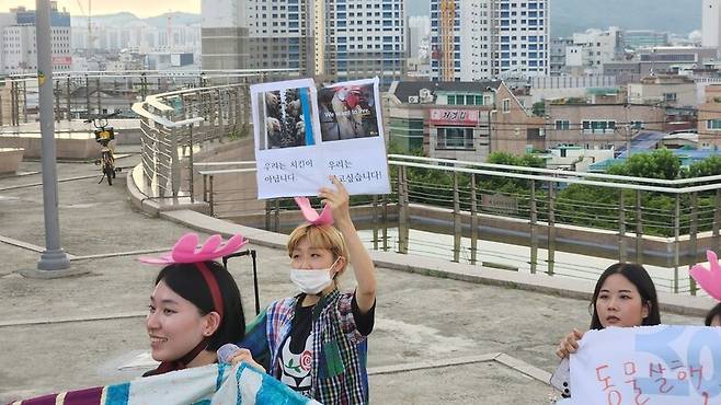 6일 오후 대구시 달서구 두류공원에서 열린 ‘대구엔(n)맥페스티벌’에서 한 참가자가 “우리는 살고 싶습니다”라고 적힌 손팻말을 들고 있다. 김규현 기자 gyuhyun@hani.co.kr