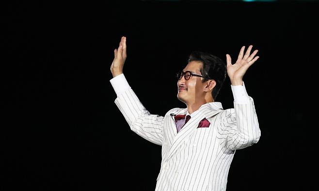 박용택이 지난 3일 잠실야구장에서 열린 은퇴식 및 영구결번식에서 팬들에게 인사하고 있다. 연합뉴스