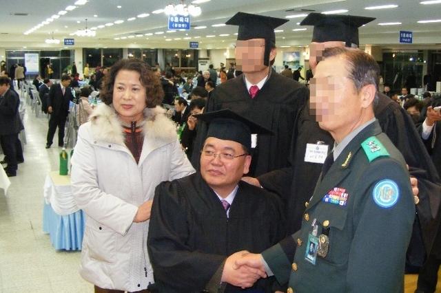 육군 장교 복무 도중 불의의 사고로 반신불수가 된 박영준씨가 2009년 12월 경북 영천 육군3사관학교에서 학위를 받은 뒤 기념촬영을 하고 있다. 박영준씨 제공