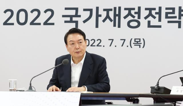 윤석열 대통령이 7일 충북 청주 충북대학교에서 새 정부 5년간의 국가재정운용방향을 논의하는 2022 국가재정전략회의를 주재하고 있다. 청주=서재훈 기자