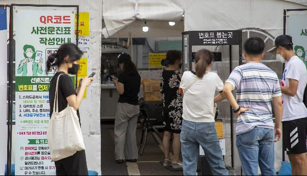 서울 서대문 보건소 선별진료소에서 시민들이 번호표를 뽑고 검사를 기다리고 있다./사진=조선일보 DB