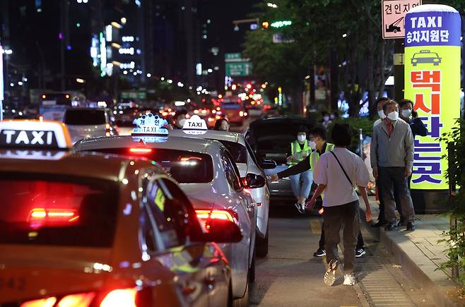 심야에 택시승차난이 심해지나 홍대입구와 강남역 등에는 택시 승차지원단까지 등장했다. [연합뉴스]