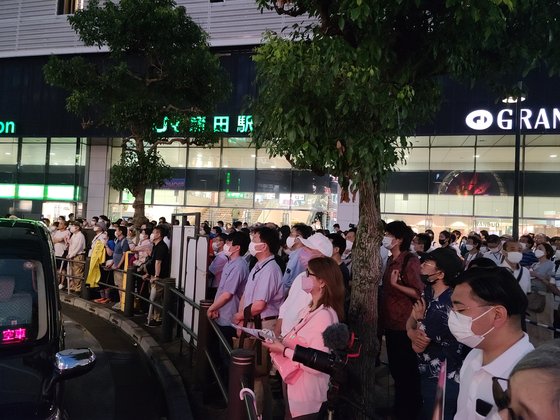 5일 저녁 일본 도쿄 가마타역 앞에서 시민들이 참의원 선거에 출마한 자민당 이쿠이나 아키코 후보의 연설을 듣고 있다. 이영희 특파원