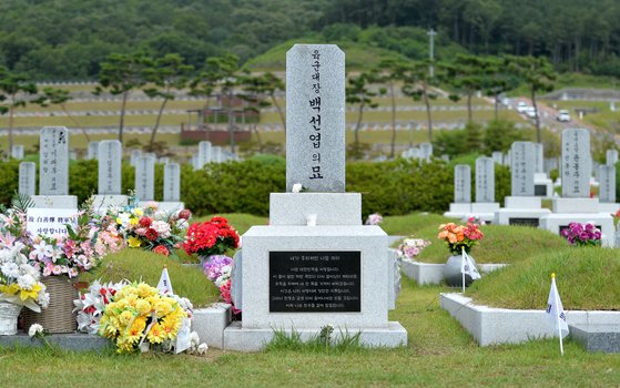 한국전쟁 영웅 고 백선엽 장군이 안장된 국립대전현충원 장군제2묘역 고인의 묘소에 태극기와 조화가 놓여있다. [프리랜서 김성태]