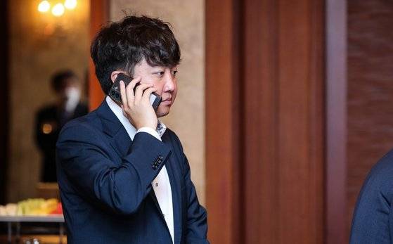 굳은 표정의 이준석 국민의힘 대표가 22일 서울 중구 롯데호텔에서 열린 '2022 경향포럼'에 참석해 전화통화를 하고 있다. 2022.6.22/뉴스1