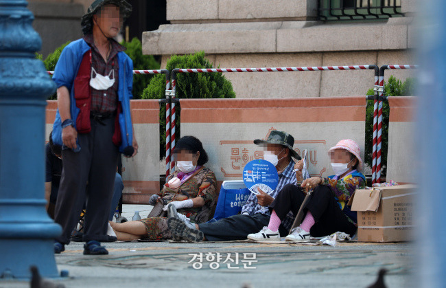 지난 4일 서울역 앞에서 노숙인과 쪽방촌 주민들이 그늘 아래에서 휴식을 취하고 있다. / 권도현 기자