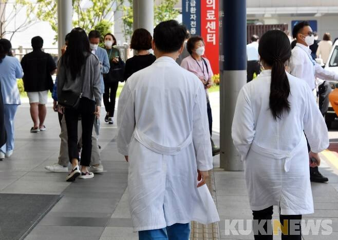 서울 내 한 병원에서 의료진이 이동하고 있다. 사진은 기사 내용과 직접 관련이 없습니다.   사진=박효상 기자