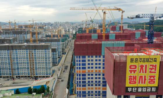 공사가 중단된 서울 강동구 둔촌주공 재건축 단지의 모습. /사진=뉴스1