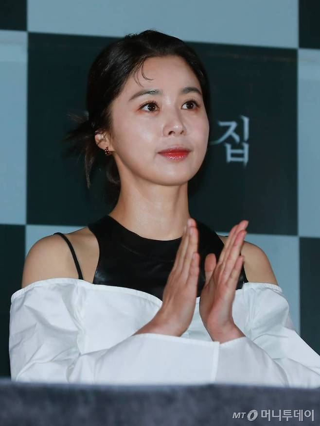 배우 서영희가 지난 5일 오후 서울 CGV용산아이파크몰에서 진행된 영화 '뒤틀린 집' 언론시사회에 참석해 박수를 보내고 있다. /사진=이동훈 기자