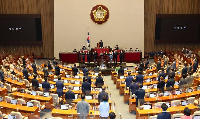 안철수 국민의힘 의원과 이재명 더불어민주당 의원 등 6·1 보궐선거에 당선된 의원들이 4일 오후 서울 여의도 국회에서 열린 제398회 국회(임시회) 제1차 본회의에서 국회의원 선서를 하고 있다. [이상섭 기자]