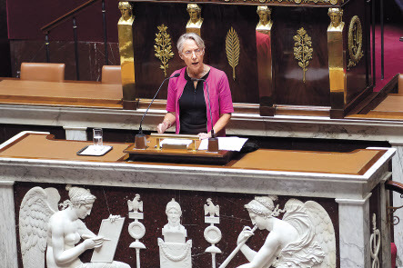 엘리자베트 보른 프랑스 총리가 총선 후 처음 한 6일(현지시간) 연설에서 우크라이나 전쟁의 여파로 흔들리고 있는 에너지 시장을 안정시키기 위해 전력공사(EDF)를 완전 국유화하겠다고 말하고 있다. [AFP]