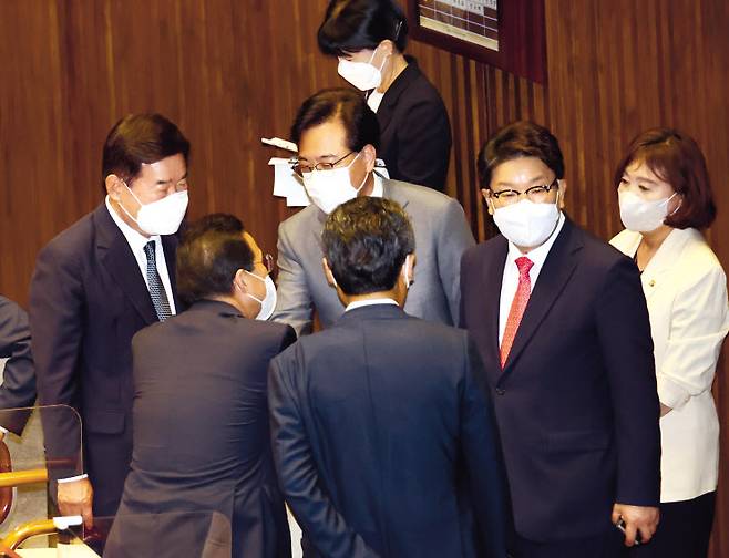 정부와 집권여당이 추진 중인 항공우주청·이민청·경찰국 신설 등 주요 정부조직 개편안의 실현 여부는 이제 여소야대의 국회에 달리게 됐다. 입법의 키를 쥔 김진표(왼쪽) 국회의장과 권성동 국민의힘 원내대표, 박홍근 더불어민주당 원내대표 등이 지난 4일 본회의에서 인사하고 있다. 이상섭 기자