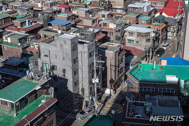 [서울=뉴시스] 조수정 기자 = 오세훈 서울시장이 지난1월13일 서울 강북구 북부수도사업소에서 모아주택 시범사업 현장 기자설명회를 열었다. 사진은 모아타운 시범사업지로 선정된 강북구 번동 일대 모습. (공동취재사진) 2022.07.07. photo@newsis.com