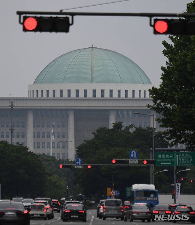 [서울=뉴시스] 고범준 기자 = 제21대 후반기 국회 원구성을 두고 여야 협상이 지지부진하면서 공백 상태가 4주째 이어지고 있다. 사진은 26일 서울 여의도 국회 앞 모습. (공동취재사진) 2022.06.26. photo@newsis.com