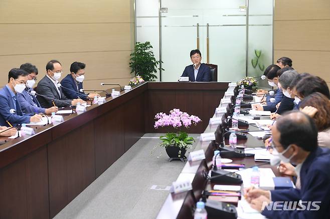 [안산=뉴시스]7일 이민근 경기 안산시장이 상록구청에서 부서별 현안보고를 받고 있다.(안산시 제공)