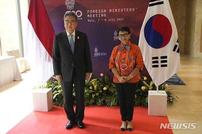 [발리=AP/뉴시스] 박진(왼쪽) 외교부 장관이 7일(현지시간) 인도네시아 발리 누사두아에서 열리는 주요 20개국(G20) 외교장관회의에 참석해 레트노 마르수디 인도네시아 외무장관과 기념 촬영을 하고 있다. 2022.07.07.