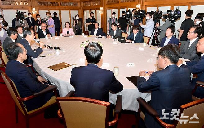 6일 오전 서울 종로구 국무총리 서울공관에서 열린 제1차 고위 당정협의회에서 한덕수 국무총리가 모두발언을 하고 있다. 국회사진취재단