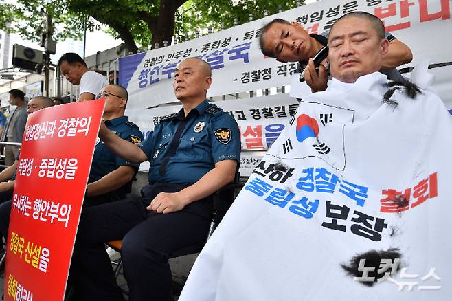 전국경찰직장협의회 민관기 충북 청주흥덕경찰서 직협회장 등 각 4개 경찰서 직협회장들이 4일 오전 서울 서대문구 경찰청 앞에서 행정안전부 경찰국 신설 정책 철회를 요구하는 호소문을 발표한 뒤 삭발하고 있다. 류영주 기자