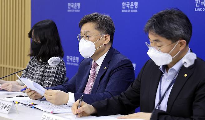 7일 한국은행에서 김영환 금융통계부장이 5월 국제수지 잠정통계를 설명하고 있다. 이날 발표한 국제수지에 따르면 5월 경상수지는 흑자로 돌아섰지만, 원자재 등 수입 가격 상승으로 흑자 규모는 작년 같은 달보다 65억5천만달러 줄었다. 연합뉴스