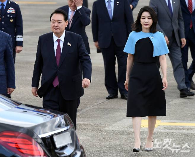 윤석열 대통령과 김건희 여사가 스페인 마드리드에서 열린 북대서양조약기구(NATO·나토) 정상회의 3박 5일간 일정을 마치고 지난 1일 오전 경기 성남 서울공항을 통해 귀국하고 있다. 황진환 기자