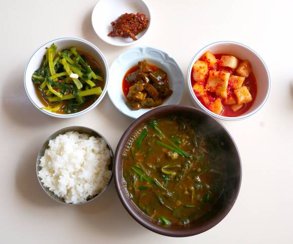 서문동 ‘상주집’은 콩가루 묻힌 올갱이(다슬기의 사투리)로 끓인 된장 올갱이국이 인기다.
