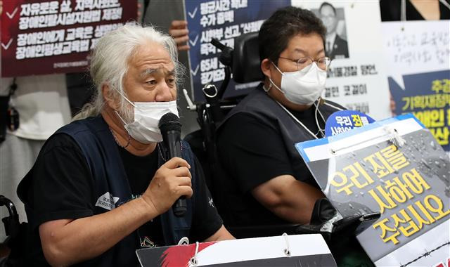 발언하는 박경석 전장연 상임공동대표 - 박경석 전국장애인차별철폐연대 상임공동대표가 4일 오전 서울 지하철 4호선 삼각지역에서 출근길 시위에 앞서 열린 기자회견에서 발언하고 있다. 2022.7.4 뉴스1