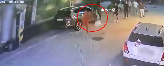 인터넷에 떠도는 ‘안동 칼부림’ 사건 CCTV 영상이다. 인터넷 커뮤니티 캡처