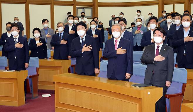 6월27일 장제원 의원(앞줄 오른쪽에서 세 번째)이 대표를 맡은 ‘대한민국 미래혁신포럼’이 김종인 전 비대위원장(오른쪽에서 두 번째) 초청 강연으로 활동을 재개했다.ⓒ국회사진기자단