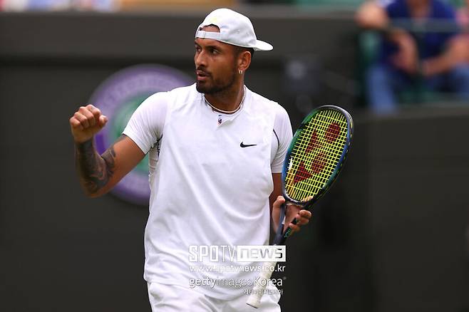 ▲ 2022년 윔블던 남자 단식 8강전에서 득점을 올린 뒤 주먹을 불끈 쥐는 닉 키리오스