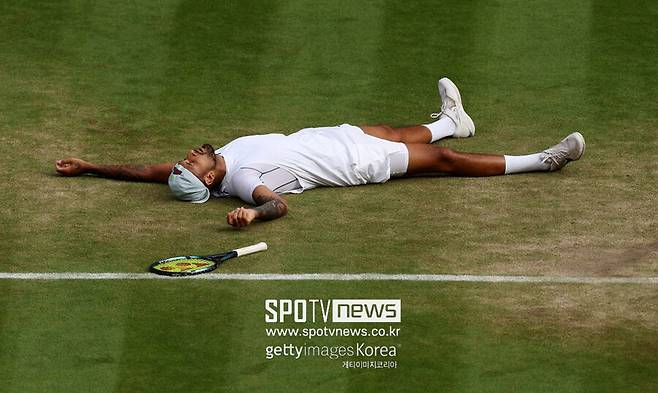 ▲ 2022년 윔블던 남자 단식 4강 진출을 확정한 뒤 코트에 쓰러진 닉 키리오스