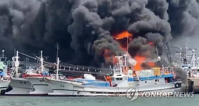 제주 한림항 정박 어선 화재 (제주=연합뉴스) 7일 오전 제주시 한림항에 정박 중인 어선에서 불이 나 연기가 치솟고 있다. 2022.7.7  [독자 제공. 재판매 및 DB금지] photo@yna.co.kr