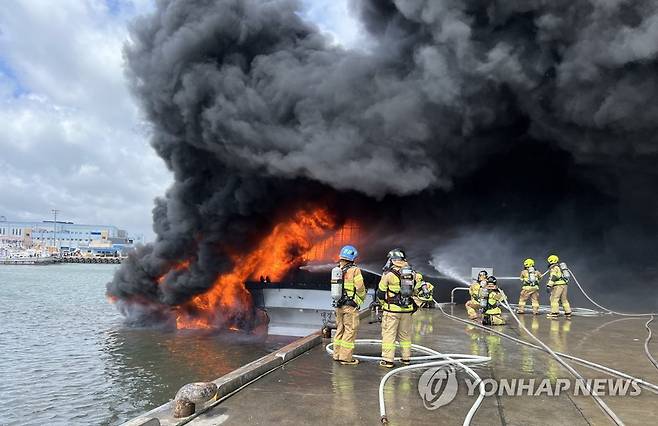 제주 한림항 정박 어선 화재 (제주=연합뉴스) 7일 오전 제주시 한림항에 정박 중인 어선에서 불이 나 소방대원들이 진화 작업을 벌이고 있다. 2022.7.7 [제주 서부소방서 제공. 재판매 및 DB 금지] atoz@yna.co.kr