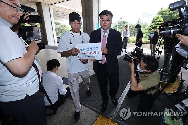 북 피살 공무원 유족, 대통령기록물 압수수색 요청서 제출 (서울=연합뉴스) 임화영 기자 = 2020년 9월 북한군에 피살된 해양수산부 서해어업관리단 소속 공무원 고(故) 이대준 씨의 형 이래진 씨가 5일 오후 서울 서초구 중앙지검 앞에서 검찰에 대통령기록물 압수수색 요청서를 제출하기 위해 민원실로 향하고 있다. 오른쪽은 유족 측  김기윤 변호사. 2022.7.5 hwayoung7@yna.co.kr