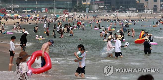 바다에서 더위 식히는 피서객 [연합뉴스 자료사진]