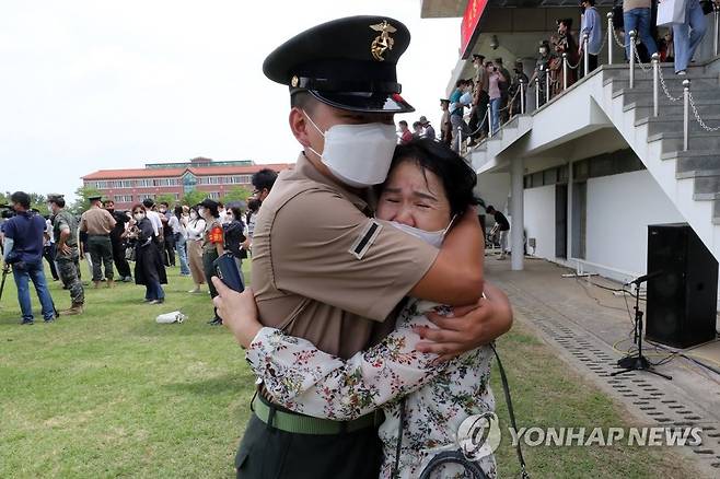 어머니와 포옹 (포항=연합뉴스) 손대성 기자 = 7일 경북 포항에 있는 해병대 교육훈련단 행사연병장에서 열린 신병 1천282기 수료식에서 한 해병대원이 어머니를 안고 있다. 2022.7.7 sds123@yna.co.kr