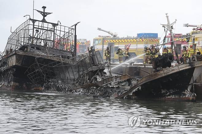 제주 한림항 화재 진화 막바지 (제주=연합뉴스) 박지호 기자 = 7일 오전 제주시 한림읍 한림항 내 정박한 어선에서 화재가 발생했다.
    이날 오후 소방관들이 잔불을 정리하고 있다. 2022.7.7 jihopark@yna.co.kr