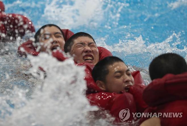 해군 훈련병 수상 행군 (창원=연합뉴스) 김동민 기자 = 해군 684기 훈련병이 7일 오후 경남 창원시 진해구 해군교육사령부 내 전투 수영 훈련장에서 수상 행군 훈련을 하고 있다.     
    이 훈련은 5∼6명이 한 조를 이뤄 목적지까지 체력을 안배하며 이동하는 것이다. 2022.7.7 image@yna.co.kr