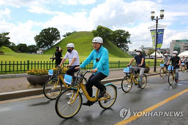 "타실라 한 번 타시렵니까" (경주=연합뉴스) 7일 경북 경주 봉황대 앞 광장에서 공영자전거 타실라 개통 행사를 맞아 주낙영 시장이 자전거를 타고 있다. 2022.7.7 [경주시 제공. 재판매 및 DB 금지] sds123@yna.co.kr