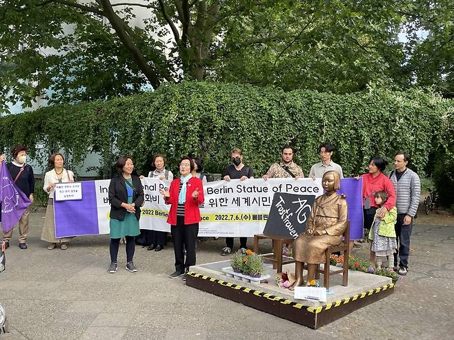 베를린 소녀상 앞 수요시위 (베를린=연합뉴스) 이율 특파원 = 코리아협의회와 극우에 반대하는 할머니들, 정의기억연대는 6일(현지시간) 베를린에서 수요시위를 열고 베를린 평화의 소녀상 영구존치를 촉구했다.2022.7.6