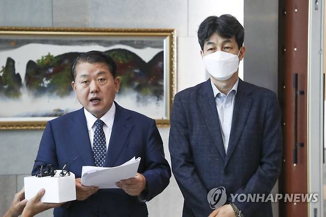 김병주 민주당 서해 공무원 사망사건 TF 단장 브리핑 (서울=연합뉴스) 김병주 더불어민주당 서해 공무원 사망사건 TF 단장이 7일 서울 용산구 국방부에서 TF 4차 회의를 마친 뒤 브리핑하고 있다. 오른쪽은 윤건영 의원. 2022.7.7 [국회사진기자단] uwg806@yna.co.kr