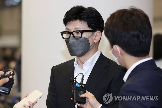 방미 일정 마치고 귀국한 한동훈 장관 (영종도=연합뉴스) 신현우 기자 = 한동훈 법무부 장관이 7일 오후 인천국제공항 제2터미널에서 지난달 29일 시작한 방미 일정을 마치고 귀국, 취재진 질문에 답하고 있다. 2022.7.7 nowwego@yna.co.kr