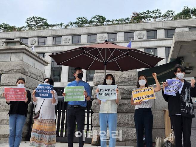 난민인권네트워크·공익법센터 어필 등은 8일 오후 서울 종로구 소재 헌법재판소 앞에서 기자회견을 열고 난민재신청자의 체류를 제한한 관련 제도를 개선할 것을 촉구하고 있다. (사진=황병서 기자)