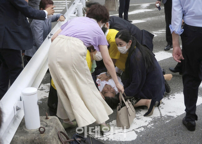 아베 신조 전 총리가 8일 오전 11시30분께 나라시 역 근처에서 거리 연설을 하던 도중, 등 뒤에서 총을 맞아 쓰러져 병원에서 치료를 받던 중 숨진 것으로 전해졌다. (사진=로이터 연합뉴스)