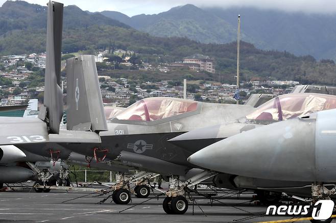 7일(현지시간) 미국 하와이 진주만에 정박 중인 '에이브러햄 링컨' 항모 위에 대기 중인 F-35C 전투기들. © 뉴스1