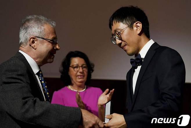 허준이 고등과학원 석학교수가 5일(현지시각) 핀란드 헬싱키 알토대학교에서 국제수학연맹이 수여하는 '수학계 노벨상'인 필즈상을 한국계로는 첫 수상을 하고 있다. © AFP=뉴스1 © News1 우동명 기자