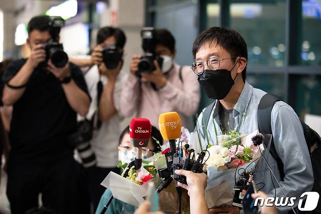 '수학계의 노벨상'으로 불리는 필즈상을 수상한 허준이 미국 프린스턴대학교 교수(한국 고등과학원 석학교수)가 8일 인천국제공항을 통해 귀국, 취재진과 인터뷰하고 있다. '필즈상'(Fields Medal)은 국제수학연맹(IMU)이 4년마다 개최하는 세계수학자대회(ICM)에서 만 40세 미만의 수학자에게 수여하는 수학계 최고의 상이다. 2022.7.8/뉴스1 © News1 유승관 기자