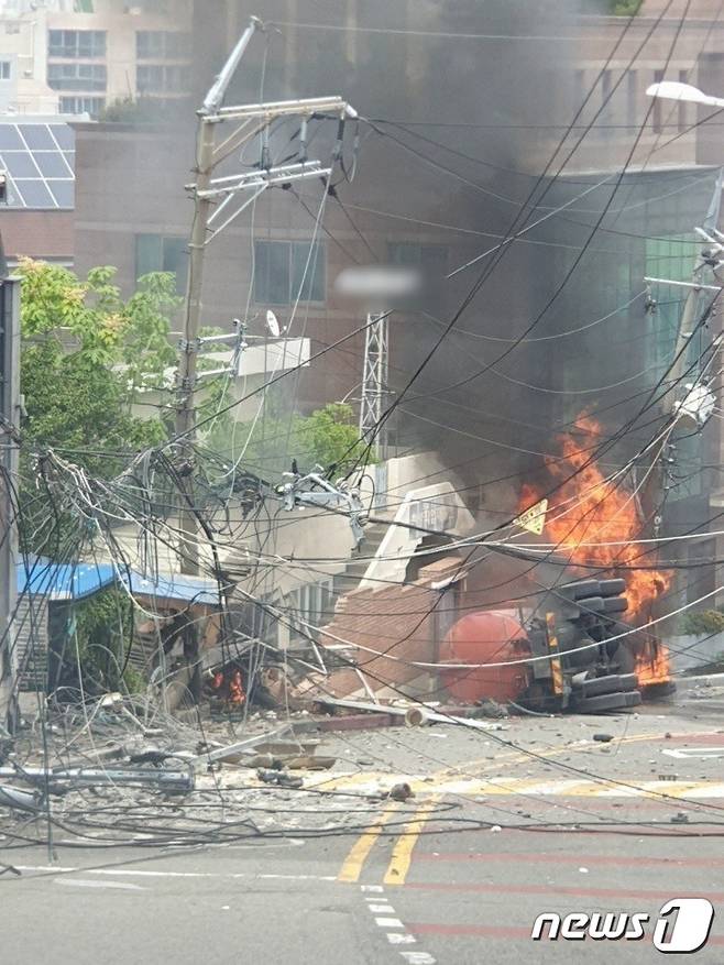 지난 6일 오후 1시27분쯤 부산 영도구 청학동 내리막 도로에서 정화조 차량이 중앙선을 넘어 전신주를 들이받은 뒤 왼쪽으로 쓰러지면서 불이 붙고 있는 모습.(부산소방재난본부 제공)© 뉴스1