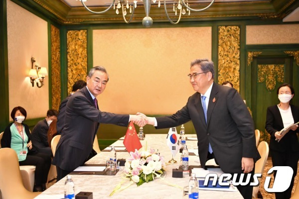 박진 외교부 장관이 7일 G20 외교장관회의가 열린 인도네시아 발리에서 왕이 중국 외교담당 국무위원 겸 외교부장과 회담을 하고 있다(중국 외교부 홈페이지 갈무리)© 뉴스1