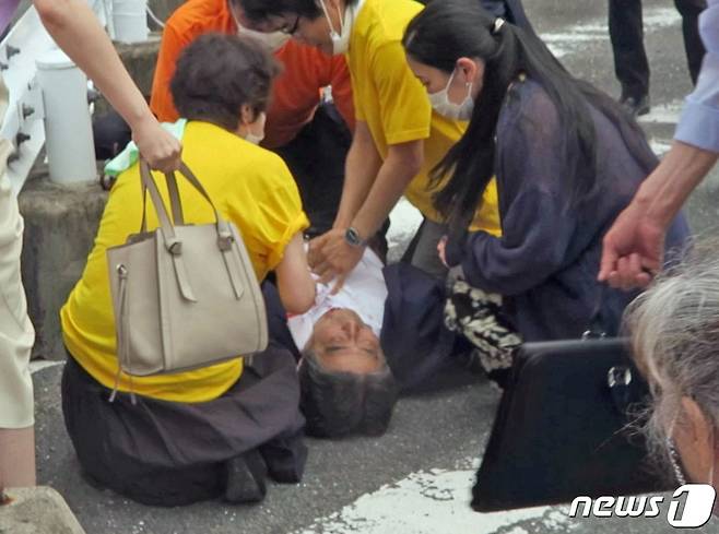 아베 신조 전 일본 총리가 8일 참의원 선거를 앞두고 일본 서부 나라시에서 선거 유세 도중 총격을 맞고 쓰러졌다. © 로이터=뉴스1 © News1 이유진 기자